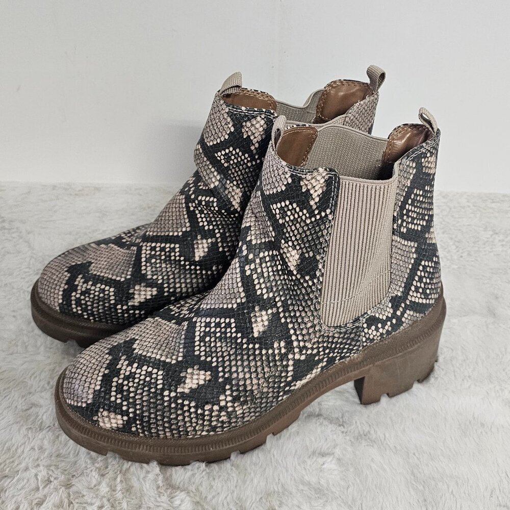 Universal Thread Chelsea Bootie Gray Snakeskin 8.5